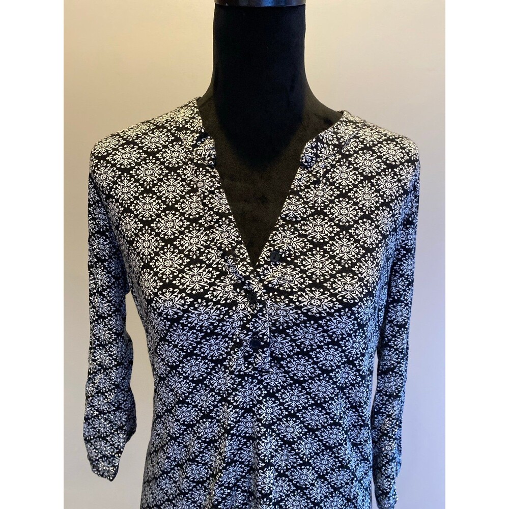 Maurice’s Blouse Black Pattern‎ Measures as a Small 3/4 Sleeve’s 3 Button Front